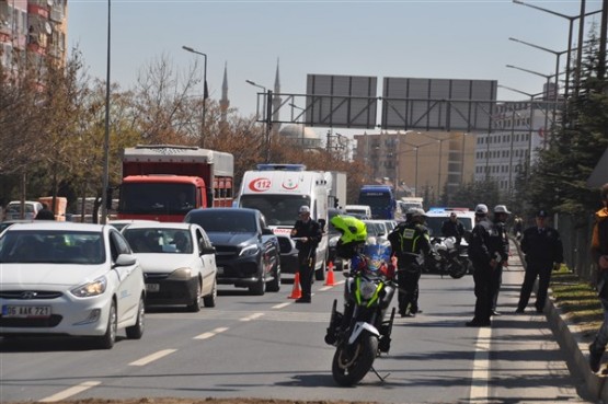 TIR’ın Sıkıştırdığı Otomobil Refüje Çarparak Takla Attı! 2 Kişi Yaralandı!