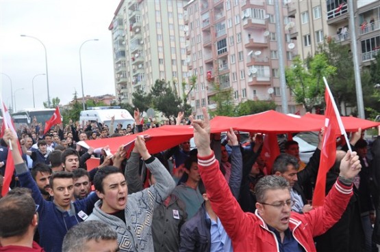 Uşak'ta mahşeri kalabalık şehidini toprağa verirken adeta bağrına bastı!