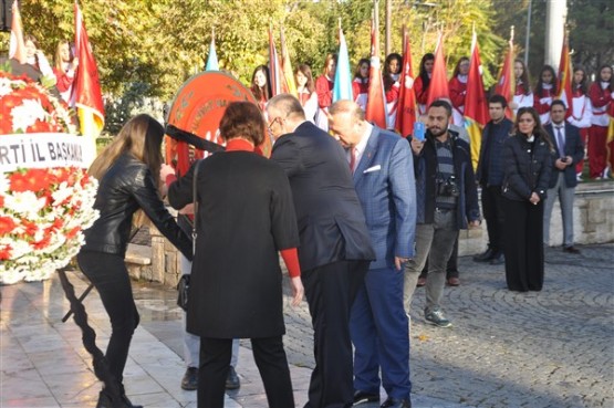 Ulu Önder Atatürk, Uşak'ta törenle anıldı!