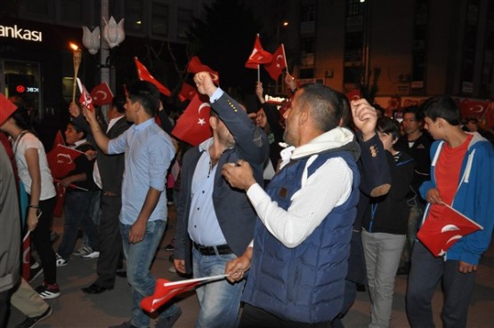 Uşak Halkı 23 Nisan'ı; Fener Alayı İle, Davul Zurna Eşliğinde Yürüyerek, Coşku İçinde Kutladı