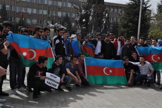 Azeri Öğrenciler Azerbaycan'daki Şehitlerini Andı!