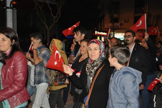 Uşak Halkı 23 Nisan'ı; Fener Alayı İle, Davul Zurna Eşliğinde Yürüyerek, Coşku İçinde Kutladı