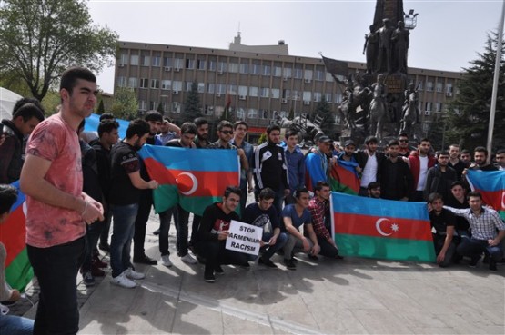 Azeri Öğrenciler Azerbaycan'daki Şehitlerini Andı!