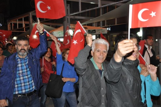 Uşak Halkı 23 Nisan'ı; Fener Alayı İle, Davul Zurna Eşliğinde Yürüyerek, Coşku İçinde Kutladı