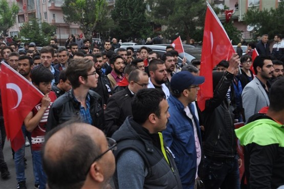 Uşak'ta mahşeri kalabalık şehidini toprağa verirken adeta bağrına bastı!