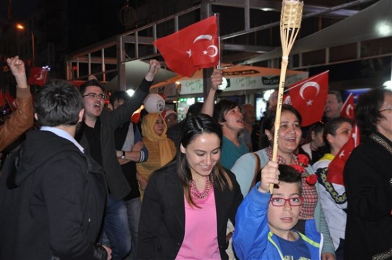 Uşak Halkı 23 Nisan'ı; Fener Alayı İle, Davul Zurna Eşliğinde Yürüyerek, Coşku İçinde Kutladı