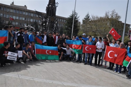 Azeri Öğrenciler Azerbaycan'daki Şehitlerini Andı!