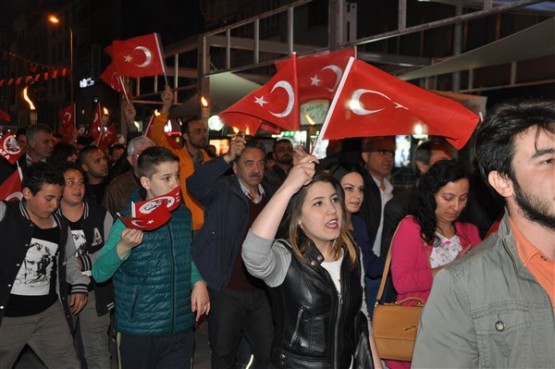 Uşak Halkı 23 Nisan'ı; Fener Alayı İle, Davul Zurna Eşliğinde Yürüyerek, Coşku İçinde Kutladı