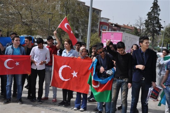 Azeri Öğrenciler Azerbaycan'daki Şehitlerini Andı!