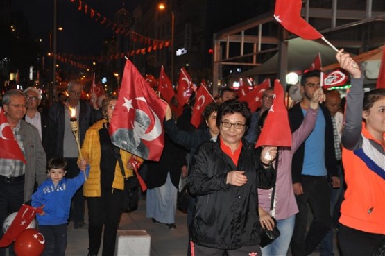 Uşak Halkı 23 Nisan'ı; Fener Alayı İle, Davul Zurna Eşliğinde Yürüyerek, Coşku İçinde Kutladı