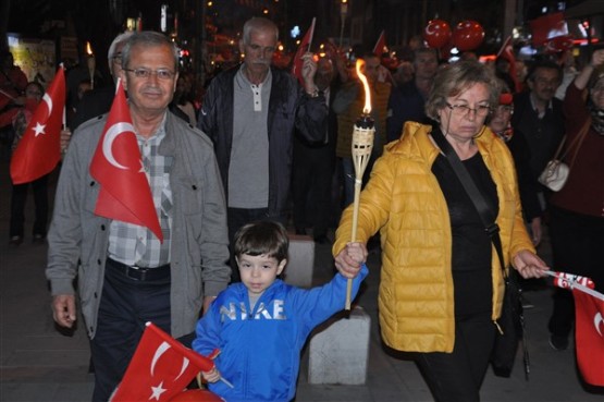 Uşak Halkı 23 Nisan'ı; Fener Alayı İle, Davul Zurna Eşliğinde Yürüyerek, Coşku İçinde Kutladı