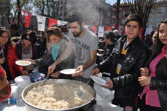 Uşak CHP, Çanakkale Zaferi’ni Pilav Ve Ayran Dağıtarak Kutladı!