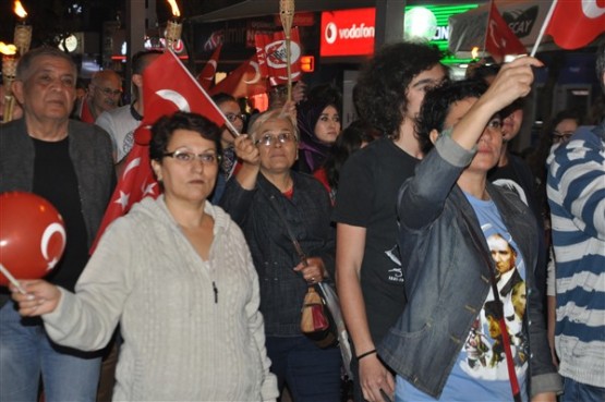 Uşak Halkı 23 Nisan'ı; Fener Alayı İle, Davul Zurna Eşliğinde Yürüyerek, Coşku İçinde Kutladı