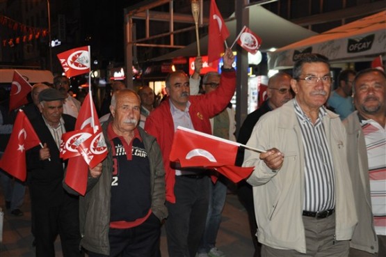 Uşak Halkı 23 Nisan'ı; Fener Alayı İle, Davul Zurna Eşliğinde Yürüyerek, Coşku İçinde Kutladı