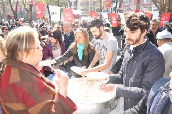 Uşak CHP, Çanakkale Zaferi’ni Pilav Ve Ayran Dağıtarak Kutladı!