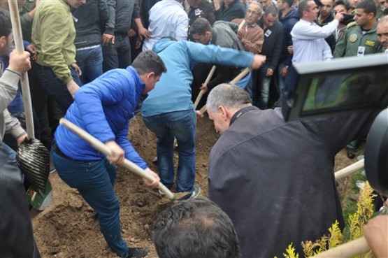 Uşak'ta mahşeri kalabalık şehidini toprağa verirken adeta bağrına bastı!