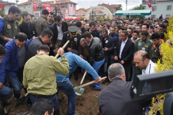 Uşak'ta mahşeri kalabalık şehidini toprağa verirken adeta bağrına bastı!