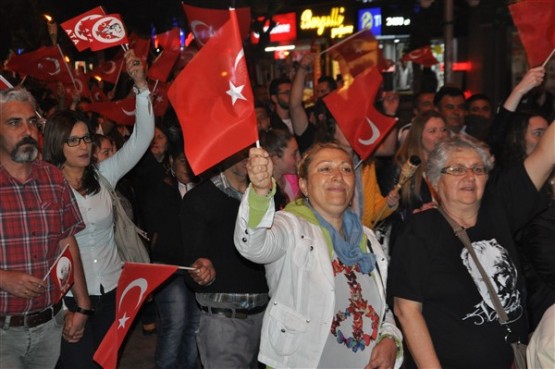 Uşak Halkı 23 Nisan'ı; Fener Alayı İle, Davul Zurna Eşliğinde Yürüyerek, Coşku İçinde Kutladı