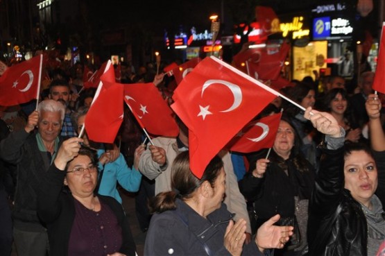 Uşak Halkı 23 Nisan'ı; Fener Alayı İle, Davul Zurna Eşliğinde Yürüyerek, Coşku İçinde Kutladı