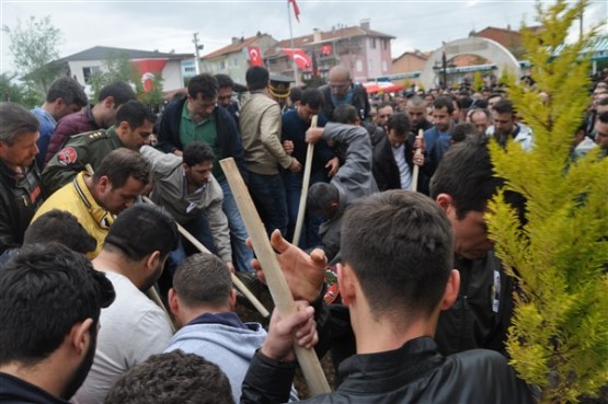 Uşak'ta mahşeri kalabalık şehidini toprağa verirken adeta bağrına bastı!