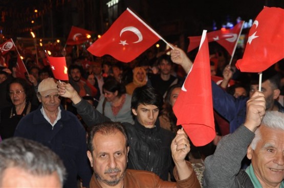 Uşak Halkı 23 Nisan'ı; Fener Alayı İle, Davul Zurna Eşliğinde Yürüyerek, Coşku İçinde Kutladı