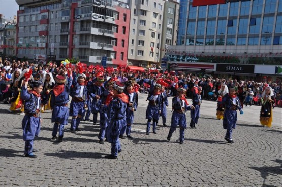 Uşak’ta 23 Nisan Ulusal Egemenlik ve Çocuk Bayramı Coşkuyla Kutlandı!