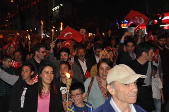 Uşak Halkı 23 Nisan'ı; Fener Alayı İle, Davul Zurna Eşliğinde Yürüyerek, Coşku İçinde Kutladı