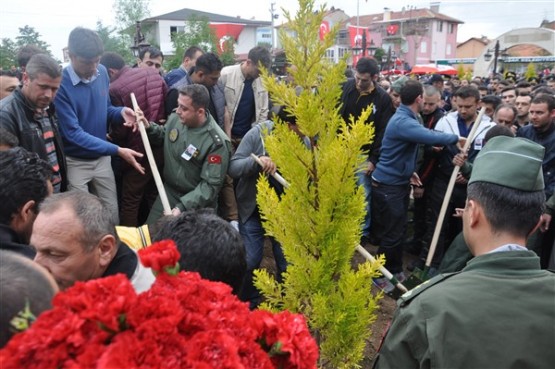 Uşak'ta mahşeri kalabalık şehidini toprağa verirken adeta bağrına bastı!