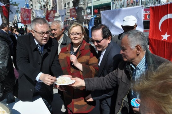 Uşak CHP, Çanakkale Zaferi’ni Pilav Ve Ayran Dağıtarak Kutladı!