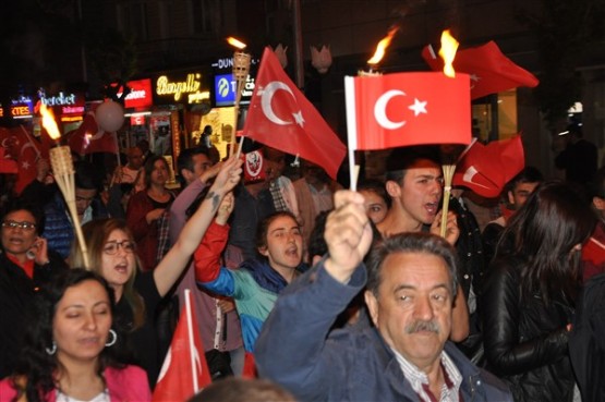 Uşak Halkı 23 Nisan'ı; Fener Alayı İle, Davul Zurna Eşliğinde Yürüyerek, Coşku İçinde Kutladı