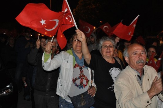 Uşak Halkı 23 Nisan'ı; Fener Alayı İle, Davul Zurna Eşliğinde Yürüyerek, Coşku İçinde Kutladı