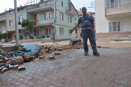 Belediye Başkanı gülücükler saçadursun; şehir resmen dökülüyor!