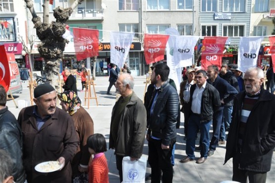 Uşak CHP, Çanakkale Zaferi’ni Pilav Ve Ayran Dağıtarak Kutladı!