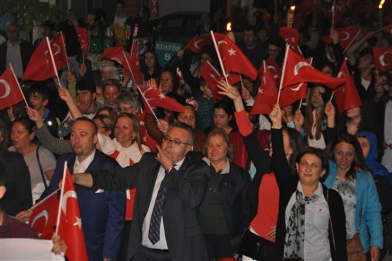 Uşak Halkı 23 Nisan'ı; Fener Alayı İle, Davul Zurna Eşliğinde Yürüyerek, Coşku İçinde Kutladı