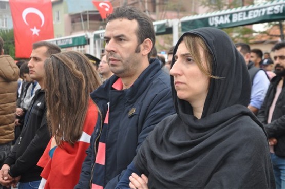 Uşak'ta mahşeri kalabalık şehidini toprağa verirken adeta bağrına bastı!