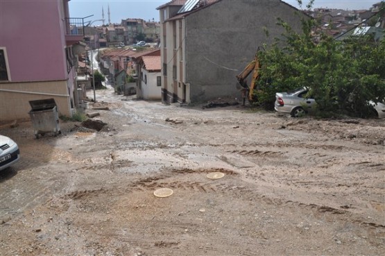 Belediye Başkanı gülücükler saçadursun; şehir resmen dökülüyor!