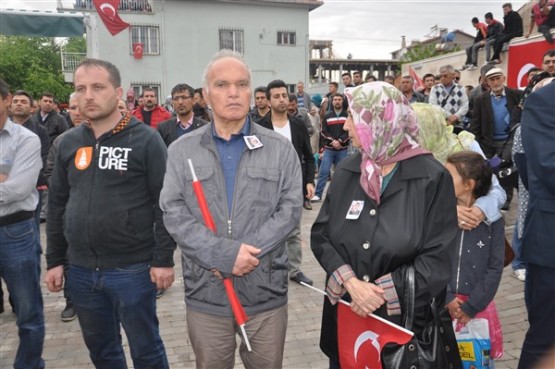 Uşak'ta mahşeri kalabalık şehidini toprağa verirken adeta bağrına bastı!