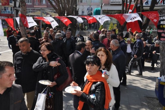 Uşak CHP, Çanakkale Zaferi’ni Pilav Ve Ayran Dağıtarak Kutladı!