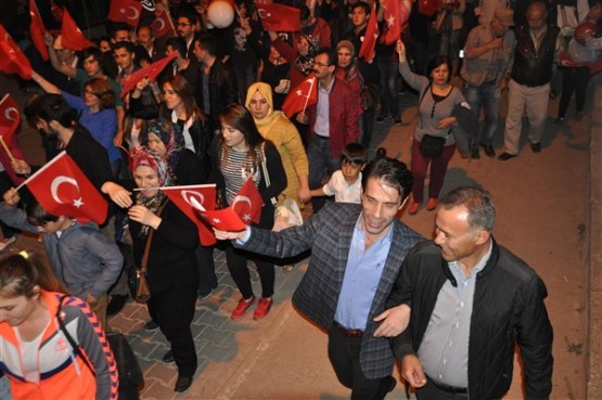 Uşak Halkı 23 Nisan'ı; Fener Alayı İle, Davul Zurna Eşliğinde Yürüyerek, Coşku İçinde Kutladı