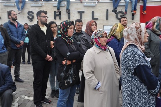 Uşak'ta mahşeri kalabalık şehidini toprağa verirken adeta bağrına bastı!