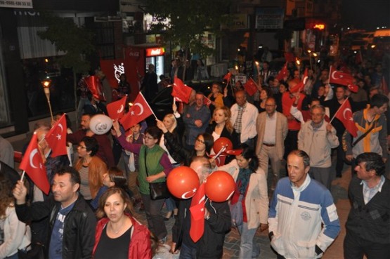 Uşak Halkı 23 Nisan'ı; Fener Alayı İle, Davul Zurna Eşliğinde Yürüyerek, Coşku İçinde Kutladı