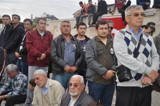 Uşak'ta mahşeri kalabalık şehidini toprağa verirken adeta bağrına bastı!