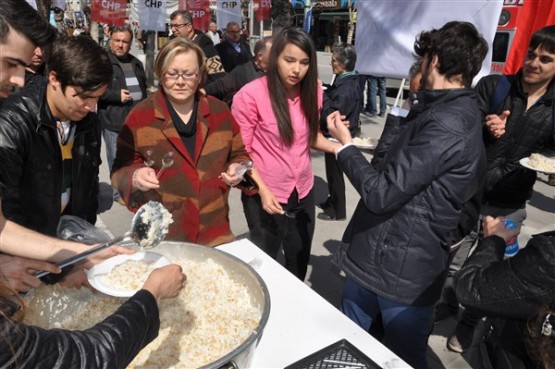 Uşak CHP, Çanakkale Zaferi’ni Pilav Ve Ayran Dağıtarak Kutladı!