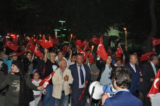 Uşak Halkı 23 Nisan'ı; Fener Alayı İle, Davul Zurna Eşliğinde Yürüyerek, Coşku İçinde Kutladı