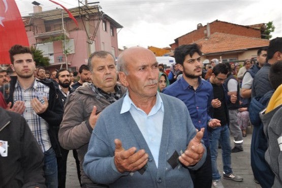 Uşak'ta mahşeri kalabalık şehidini toprağa verirken adeta bağrına bastı!