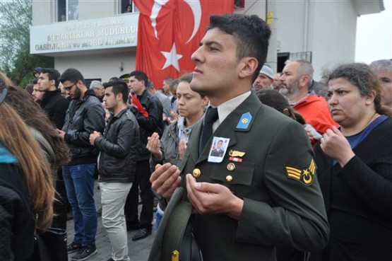 Uşak'ta mahşeri kalabalık şehidini toprağa verirken adeta bağrına bastı!