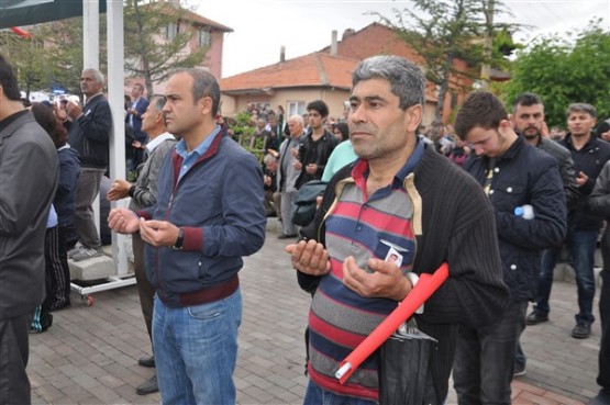 Uşak'ta mahşeri kalabalık şehidini toprağa verirken adeta bağrına bastı!