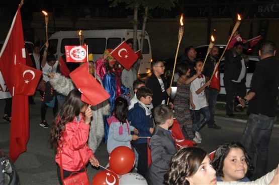 Uşak Halkı 23 Nisan'ı; Fener Alayı İle, Davul Zurna Eşliğinde Yürüyerek, Coşku İçinde Kutladı