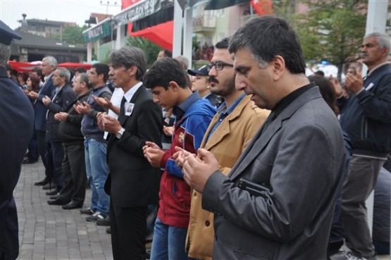 Uşak'ta mahşeri kalabalık şehidini toprağa verirken adeta bağrına bastı!