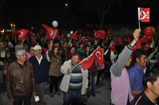 Uşak Halkı 23 Nisan'ı; Fener Alayı İle, Davul Zurna Eşliğinde Yürüyerek, Coşku İçinde Kutladı